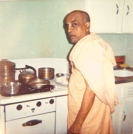 Сентябрь-октябрь 1965 года, Батлер. Шрила Прабхупада готовит на кухне Агарвалов