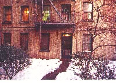 Нью-Йорк, двор дома №26 по Второй авеню. Три крайние слева на втором этаже – окна квартиры Шрилы Прабхупады