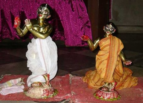 Божества Шри Шри Радхи-Говинды, которым Шрила Прабхупада поклонялся в детстве