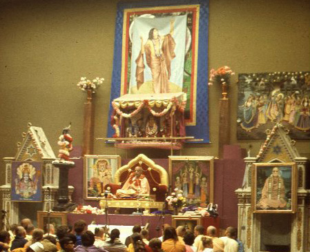 27 июля  1969 года, Сан-Франциско. Шрила Прабхупада читает лекцию в зале «Фемили дог» после Ратха-ятры