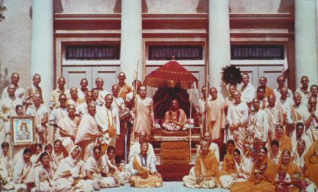 Август 1970 года, Лос-Анджелес. Шрила Прабхупада с учениками возле храма на Ватсека Авеню перед отъездом в Индию