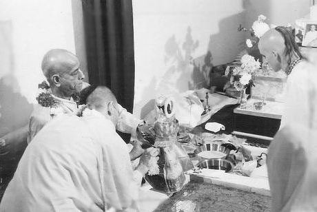 Май 1971 года, Сидней. Шрила Прабхупада устанавливает Божества Шри Шри Радхи-Гопинатхи