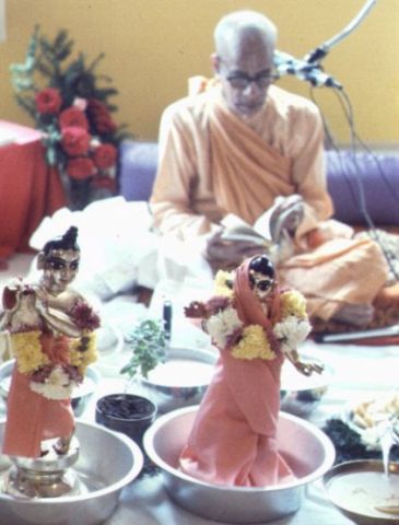 Июль 1971 года, Бостон. Шрила Прабхупада читает молитвы из Брахма-самхиты во время установления Божеств Шри Шри Радхи-Гопиваллабхи