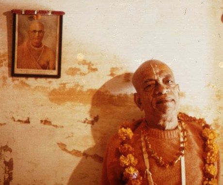 Ноябрь 1971 года, Вриндаван. Шрила Прабхупада в храме Радхи-Дамодары