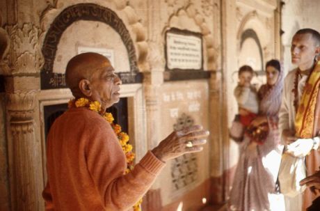 Ноябрь 1971 года, Вриндаван. Шрила Прабхупада проводит парикраму в храме Радхи-Дамодары