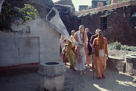 Ноябрь 1971 года, Вриндаван. Шрила Прабхупада проводит парикраму в храме Радхи-Дамодары