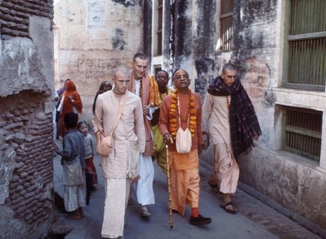 Ноябрь 1971 года. Шрила Прабхупада проводит парикраму по Вриндавану