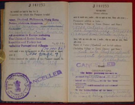 Паспорт Шрилы Прабхупады в 1971-1975 годах. На правой странице Шрила Прабхупада записал своим отцом Шрилу Бхактисиддханту Сарасвати Тхакура