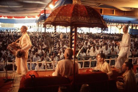 Март 1971 года, Бомбей. Шрила Прабхупада на фестивале на Кросс-Майдан