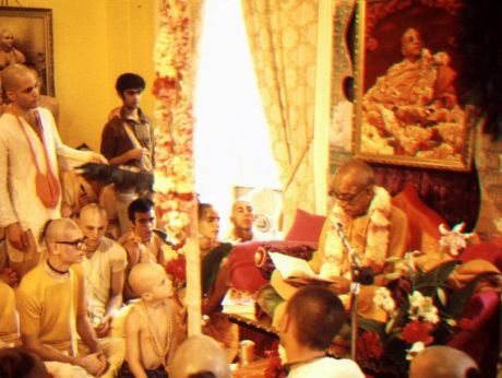 Нью-Йорк, Бруклин, июль 1972 г. Шрила Прабхупада читает лекцию в храме на Генри-стрит