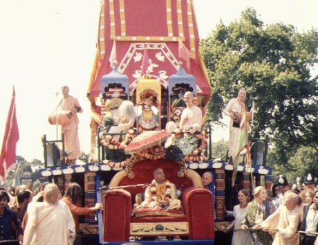 Шрила Прабхупада на Ратха-ятре в Лондоне, июль 1972 г.