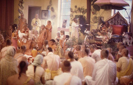 Даллас, сентябрь 1972 г. Шрила Прабхупада проводит установление Божеств Шри Шри Радхи-Калачанджи