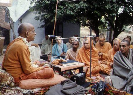 Вриндаван, октябрь-ноябрь 1972 г. Шрила Прабхупада читает лекции во дворе храма Радхи-Дамодары