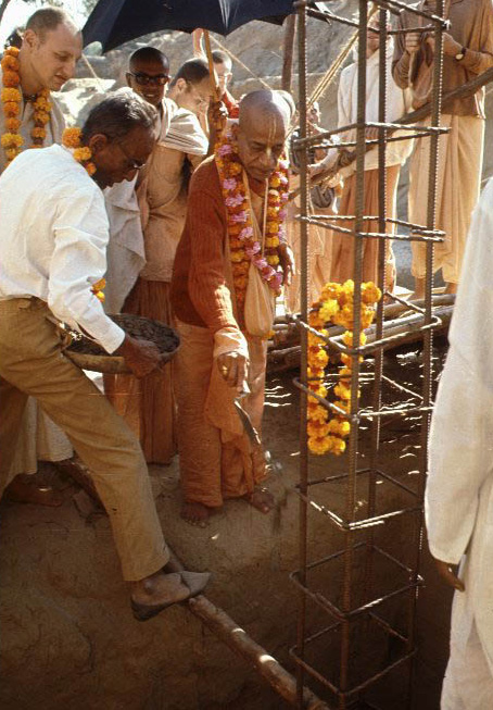 Вриндаван, октябрь-ноябрь 1972 г. Шрила Прабхупада производит закладку бетона в фундамент храма во Вриндаване