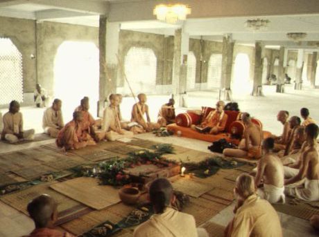 Шрила Прабхупада проводит первую ягью в Маяпуре 18 марта 1973г.