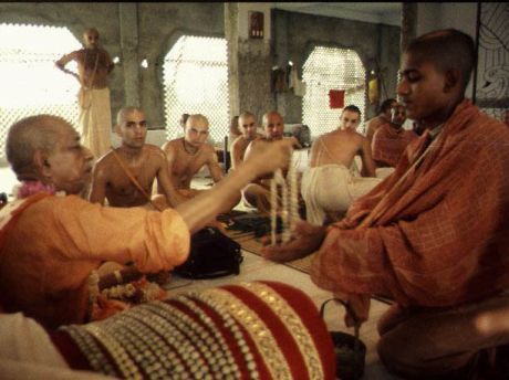 Шрила Прабхупада проводит инициацию в строящемся храме в Маяпуре, 18 марта 1973г.