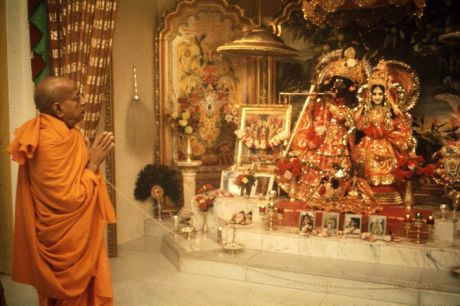 Шрила Прабхупада приветствует Божества Шри Шри Радху-Говинду, Нью-Йорк, апрель 1973 г.