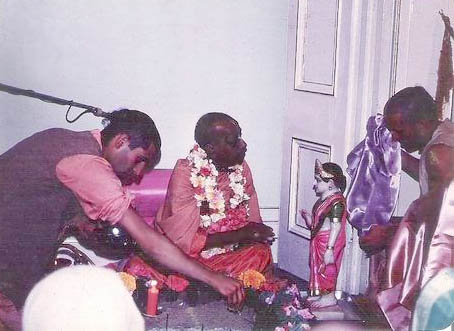 Шрила Прабхупада устанавливает Божества Шри Шри Радхи-Валлабхи, Мельбурн, 10 февраля 1973 г.