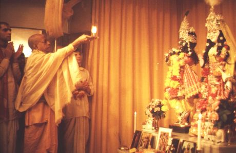 Шрила Прабхупада устанавливает Божества Шри Шри Радха-Париж-ишвара, Париж, август 1973 г.