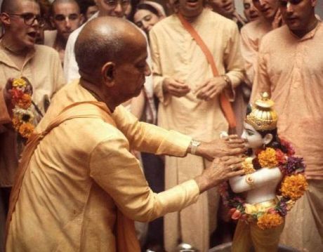 Шрила Прабхупада  устанавливает Божества Шри Шри Радхи-Гокулананды в Бхактиведанта Мейноре 21 августа 1973 г.