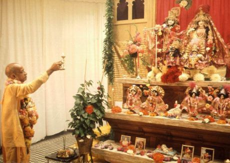 Шрила Прабхупада  устанавливает Божества Шри Шри Радхи-Гокулананды в Бхактиведанта Мейноре 21 августа 1973 г.