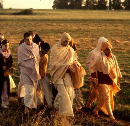 Шрила Прабхупада с учениками на утренней прогулке в Бхактиведанта Мейноре, август 1973г.