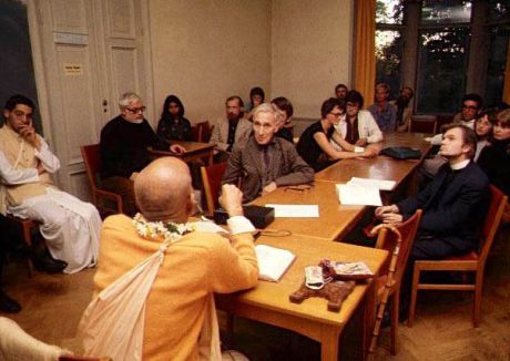 Шрила Прабхупада проводит встречу с учеными, Стокгольм, сентябрь 1973 г.