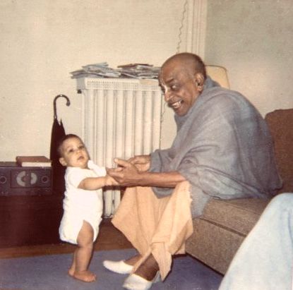 Сентябрь-октябрь 1965 года, Батлер. Шрила Прабхупада улыбается своей «океанической» улыбкой, вдохновляя маленького Бриджа Агарвала сделать первые шаги