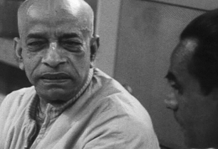 Нью-Йорк, ноябрь 1965 г. Шрила Прабхупада с доктором Мишрой в Ананда Ашраме
