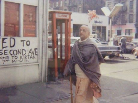 1966 год, Нью-Йорк. Шрила Прабхупада на углу 2-ой Авеню вскоре после того, как он основал ИСККОН