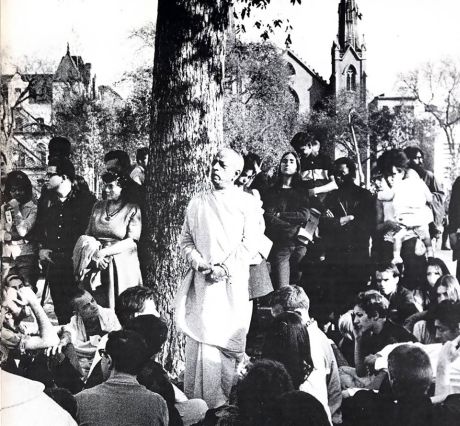 9 октября 1966 года, Нью-Йорк. Шрила Прабхупада произносит речь после киртана в Томпкинс-сквер парке