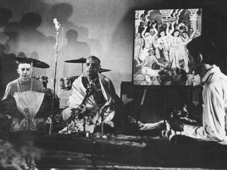 Шрила Прабхупада с учениками проводят киртан в театре Нижнего Ист-Сайда Нью-Йорка, осень 1966 г.