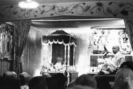 Май 1969, Бостон. Шрила Прабхупада читает лекцию в храме