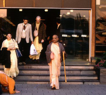 Ноябрь 1969 года, Амстердам. Шрила Прабхупада выходит из здания телестудии после выступления
