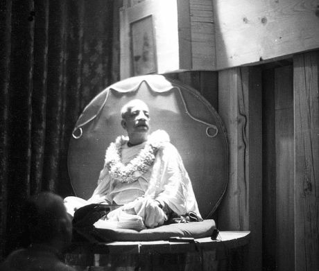 Декабрь 1969 года, Лондон. Шрила Прабхупада в храме на Бери Плейс
