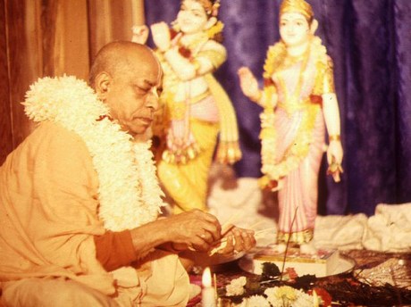 14 декабря 1969 года, Лондон. Шрила Прабхупада проводит установление Божеств Шри Шри Радхи-Лондон-ишвары