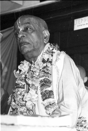 Август-сентябрь 1971 года, Лондон. Шрила Прабхупада выступает в Индийском центре