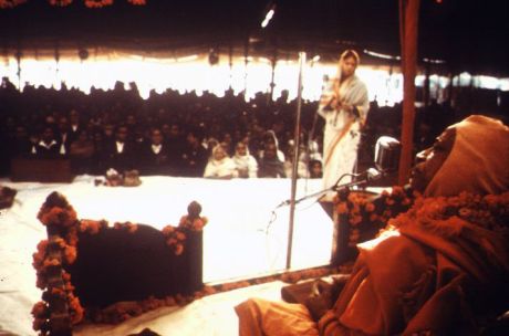 Ноябрь 1971 года, Дели. Шрила Прабхупада проводит программу в пандале
