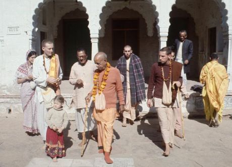 Ноябрь 1971 года, Вриндаван. Шрила Прабхупада в храме Радхи-Дамодары