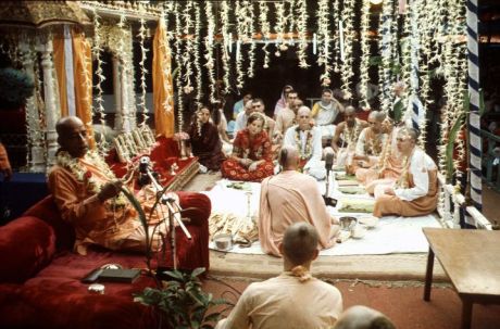 Март 1971 года, Бомбей. Шрила Прабхупада проводит инициацию и свадебный обряд на фестивале на Кросс-Майдан