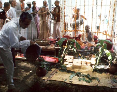 Бомбей, Джуху, 23 марта 1972 г. Шрила Прабхупада проводит церемонию закладки первого камня будущего храма Радха-Расавихари