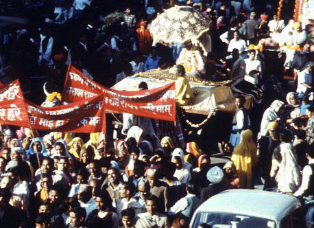 Шрила Прабхупада во главе праздничного шествия по улицам Джайпура в день открытия фестиваля, январь 1972 г.