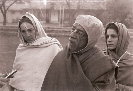 Джайпур, январь 1972 г. Шрила Прабхупада на утренней прогулке, рядом с ним матаджи Шримати (слева) и Каушалья (справа), они организовали приезд Шрилы Прабхупады в Джайпур и проведение фестиваля.