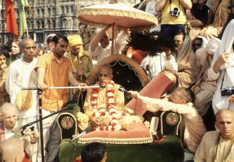 Ратха-ятра в Лондоне, июль 1972 г. Шрила Прабхупада произносит приветственную речь на Трафальгарской площади
