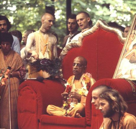 Париж, июль 1972 г. Шрила Прабхупада проводит инициацию в Люксембургском саду