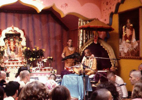 Амстердам, июль 1972 г. Шрила Прабхупада читает лекцию в храме