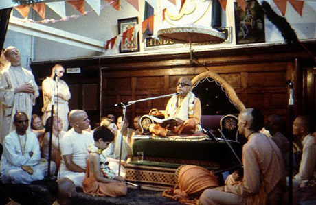Лондон, июль-август 1972 г. Шрила Прабхупада выступает в Индийском центре