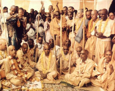 Маяпур, 29 февраля 1972 г. Шрила Прабхупада, его духовные братья, ученики и гости на церемонии освящения и закладки первого камня Всемирного центра Международного Общества сознания Кришны