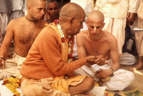 Маяпур, 29 февраля 1972 г. Шрила Прабхупада проводит инициацию. Брахманическое посвящение Ядубары даса