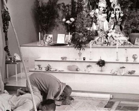 Шрила Прабхупада предлагает поклоны Радхе-Вриндаван Чандре в храме Бахулавана. Нью-Вриндаван, 1 сентября 1972 года